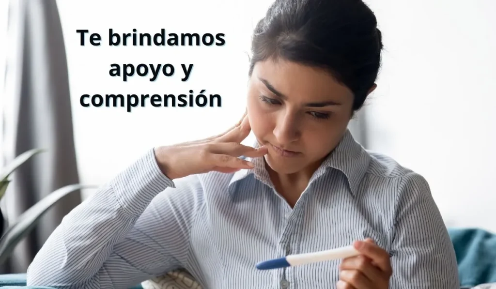 Mujer con prueba de embarazo pensando en abortar