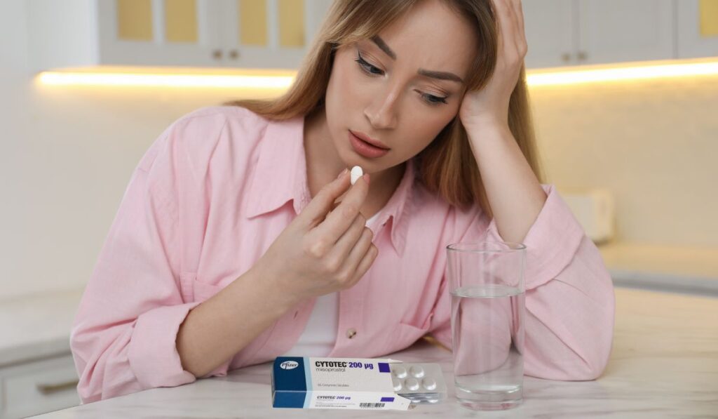 Mujer tomando dosis de Cytotec para 5 semanas de embarazo