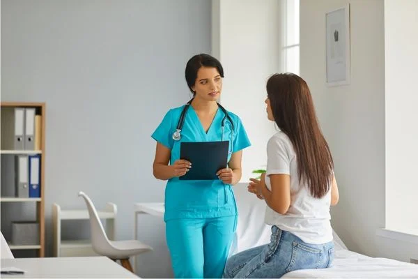 Una mujer recibiendo consulta de un agente sobre comprar Cytotec para aborto con pastillas