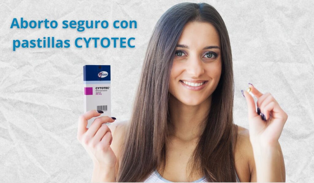 Foto de una mujer tomando una pastilla de Cytotec