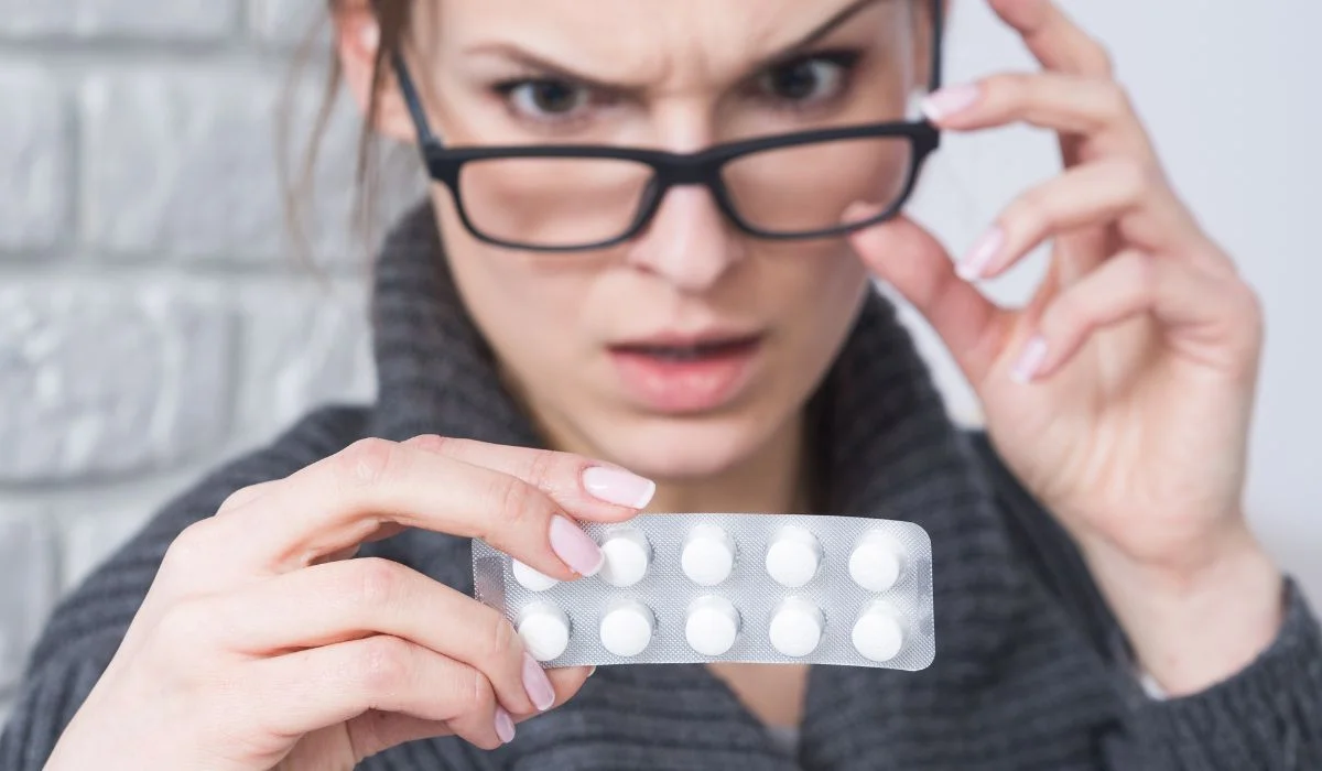 Mujer viendo efectos secundarios de Cytotec
